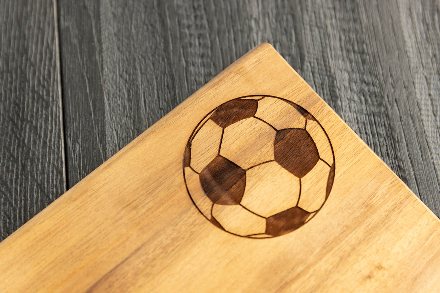 Brotzeitbrettl Akazie „Fußball"
