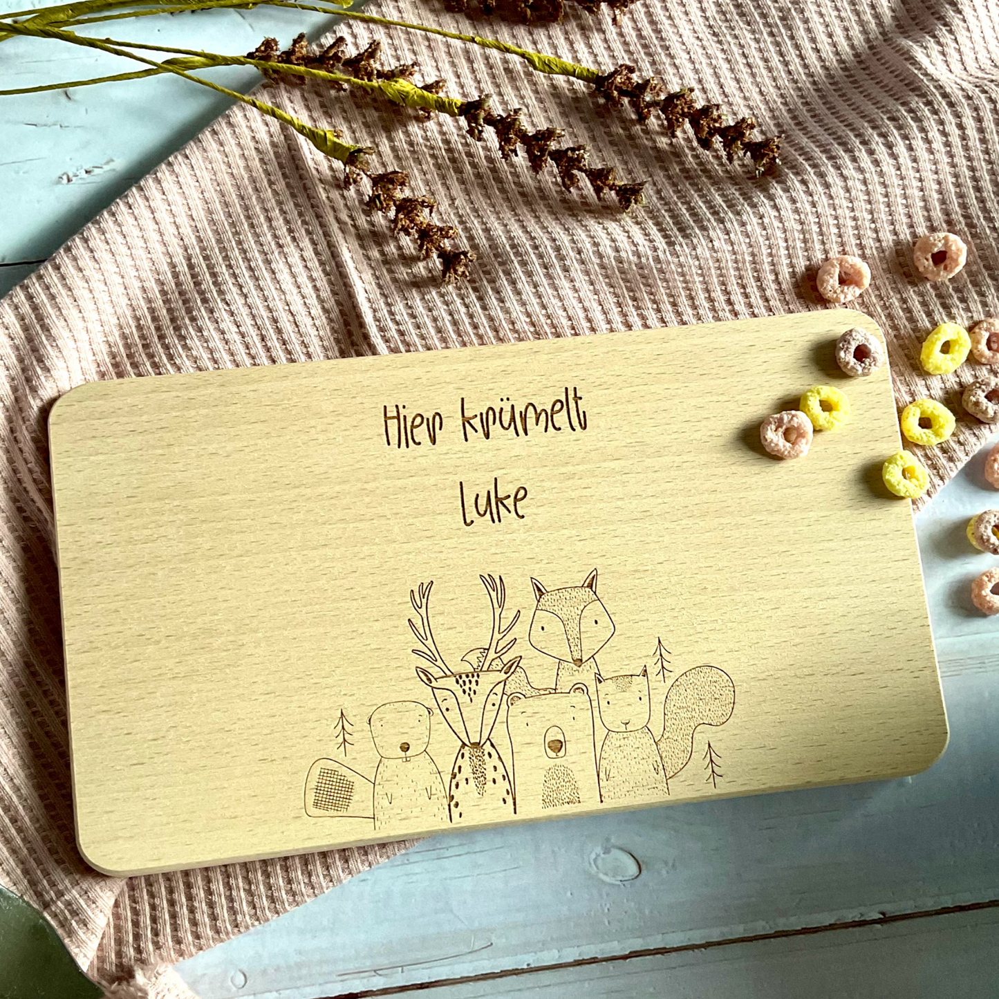 Frühstücksbrett Buchenholz "Hier krümelt mit Waldtieren..."