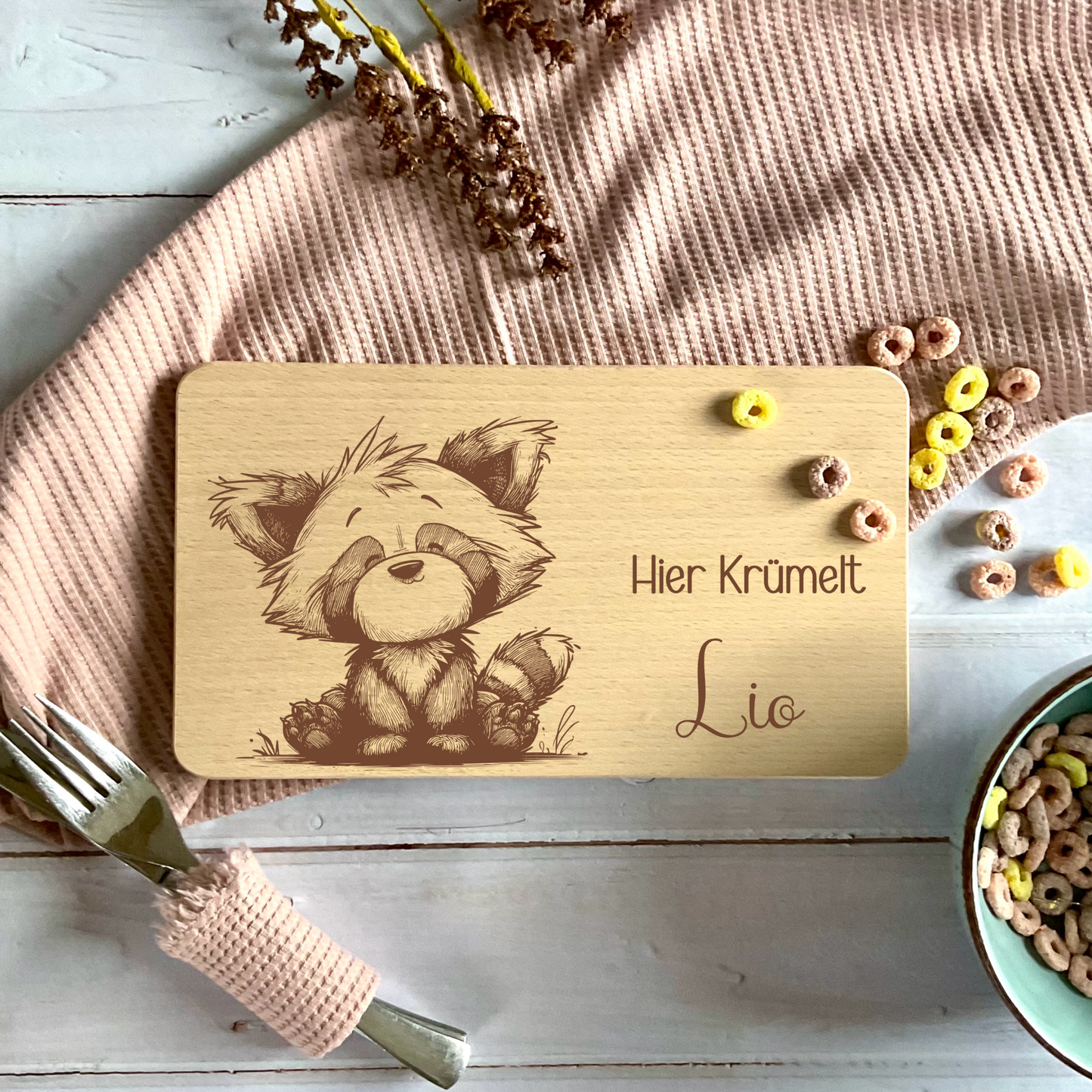 Frühstücksbrett Buchenholz "Hier krümelt…mit süßem Waschbären"