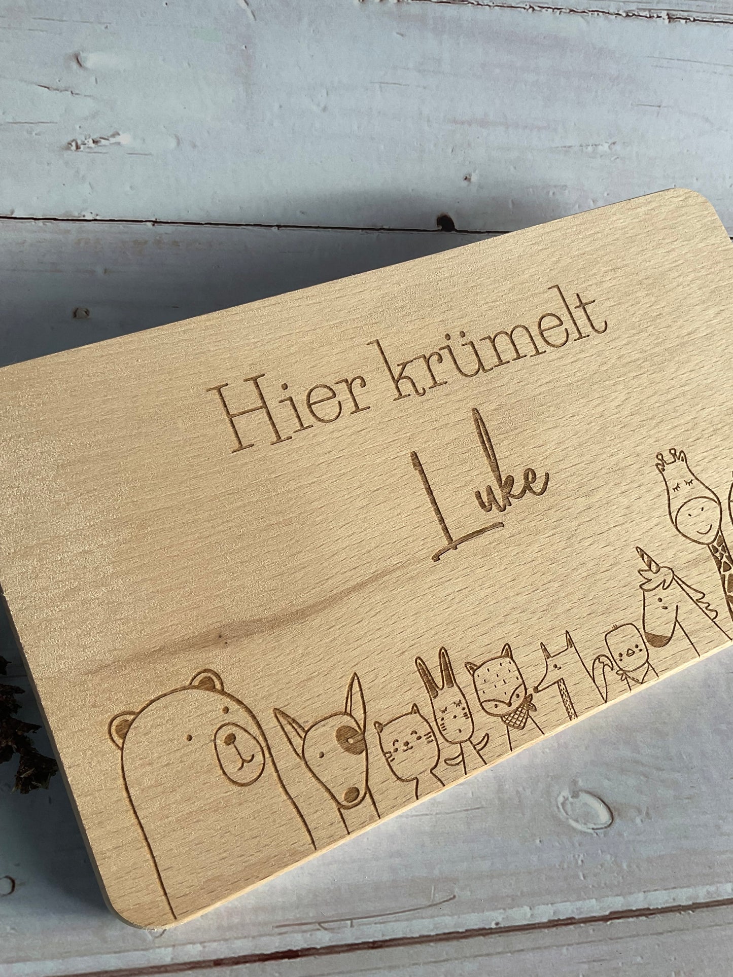 Frühstücksbrett Buchenholz "Hier krümelt..." 26x15x1,2cm Kernbuche