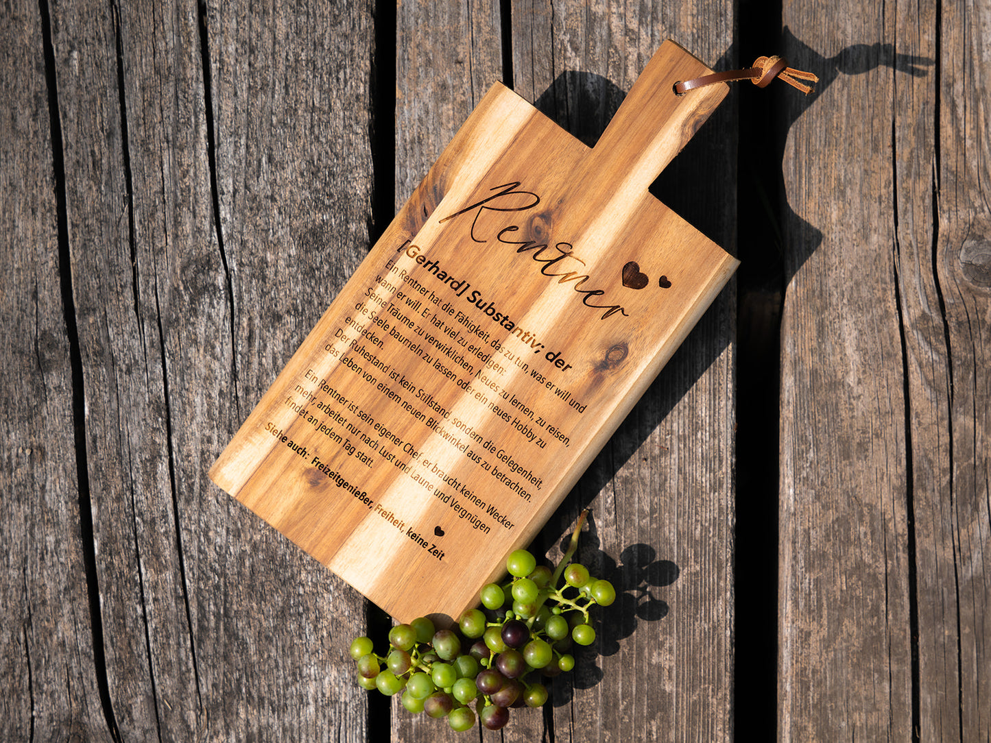 Personalisiertes Schneidebrett aus Akazie „Rentner“