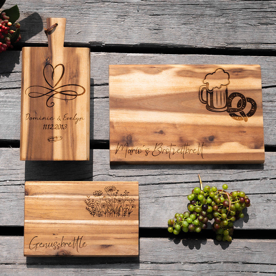Personalisiertes Schneidebrett aus Akazie „Grillmeister“