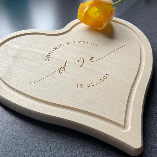 Personalisiertes Schneidebrett  in Herzform | zum Jahrestag | zu Hochzeit | Paargeschenk