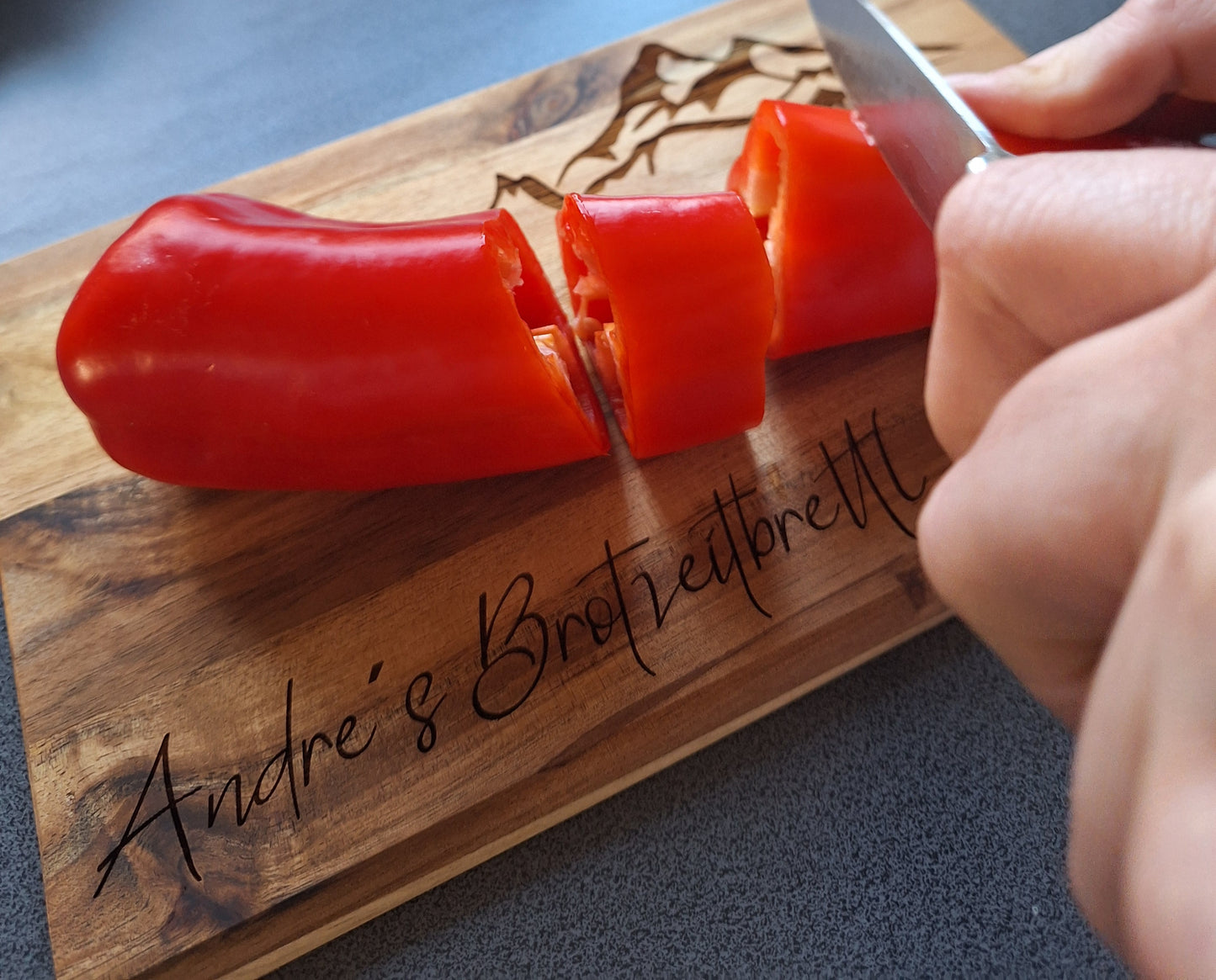 Brotzeitbrettl Akazie "Schweinchen"
